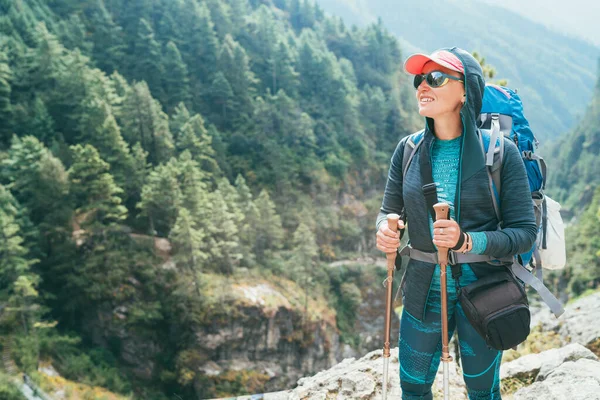 Junge Lächelnde Fotografin Auf Dem Weg Zum Everest Base Camp — Stockfoto