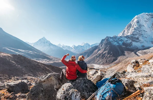 Junges Paar Jubelt Auf Der Trekkingroute Des Everest Base Camp — Stockfoto