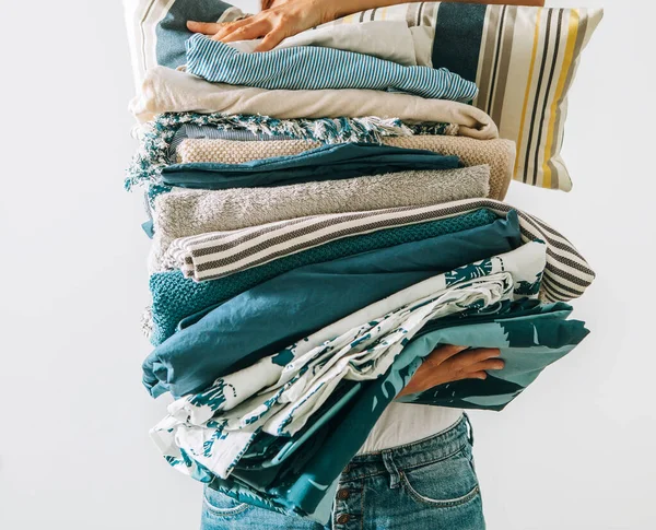 Woman Carrying Big Pile Blue Beige Laundry Her Hands Woman — Stock Photo, Image