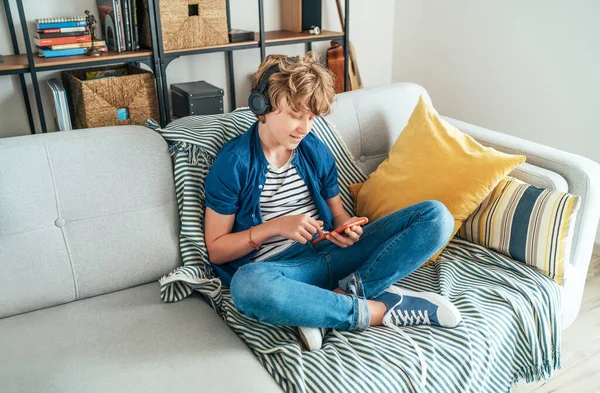 Preteen Boy Assis Maison Sur Canapé Confortable Habillé Jean Décontracté — Photo