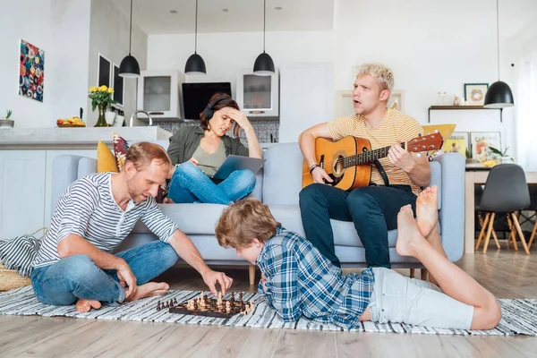 Familia Sala Estar Juntos Padre Jugando Ajedrez Con Hijo Pequeño — Foto de Stock