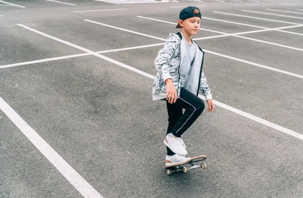 Niño Skater Adolescente Con Monopatín Patio Asfalto Haciendo Trucos Generación — Foto de Stock