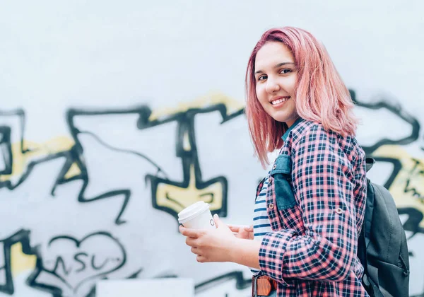 Retrato Alegremente Sorrindo Jovem Adolescente Bonita Moderna Com Cor Penteado — Fotografia de Stock