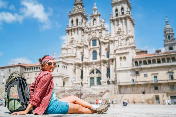 Jovem Mochileira Piligrim Sentada Praça Obradeiro Praça Santiago Compostela Espanha — Fotografia de Stock