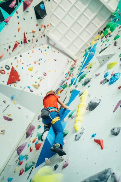 Adolescente Salão Escalada Interior Rapaz Está Subir Com Uma Corda — Fotografia de Stock