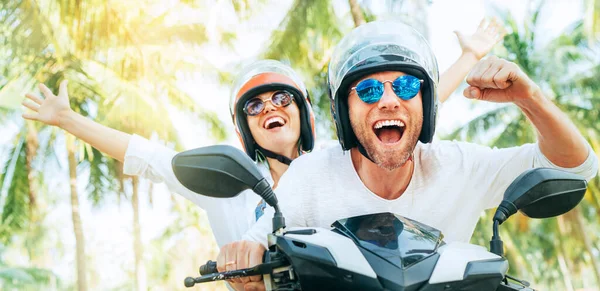 Feliz Casal Sorridente Viajantes Andando Moto Scooter Capacetes Segurança Durante — Fotografia de Stock