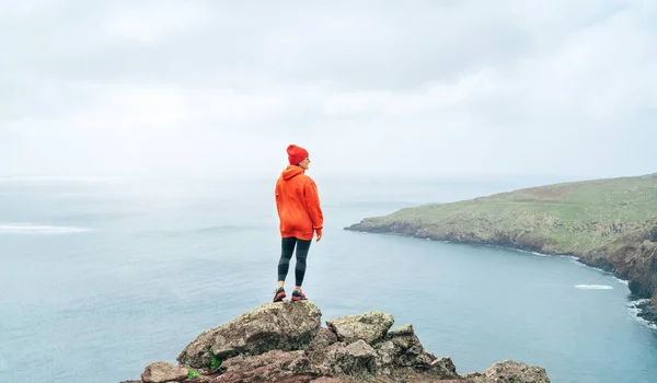 Caminante Vestida Naranja Con Capucha Deportiva Gorra Roja Descansando Acantilado — Foto de Stock