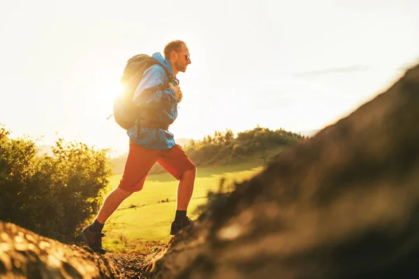 Backpacker Viaggiatore Scarponi Trekking Saltando Sopra Fosso Sul Sentiero Sporco — Foto Stock