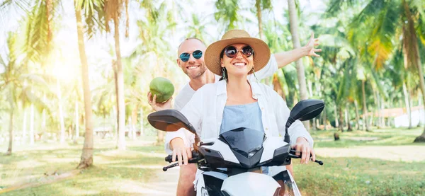 Feliz Casal Sorridente Viajantes Andando Moto Scooter Sob Palmeiras Homem — Fotografia de Stock