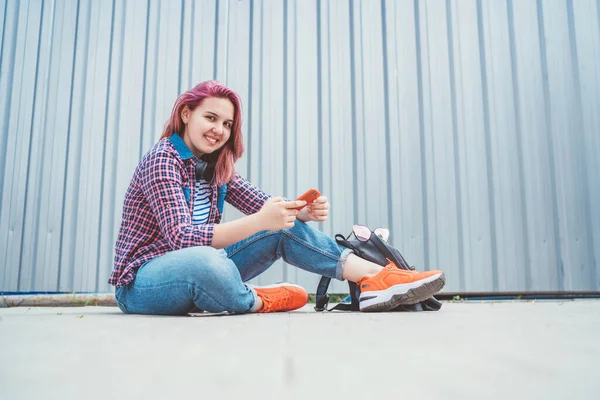 Mooie Moderne Glimlachende Jonge Vrouwelijke Tiener Een Geblokt Shirt Jeans — Stockfoto