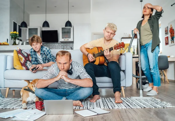 Familia Sala Estar Juntos Tiempo Cuarentena Padre Trabajando Distancia Utilizando — Foto de Stock