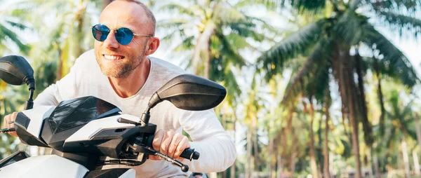 Feliz Sorrindo Turista Masculino Óculos Sol Andando Moto Scooter Durante — Fotografia de Stock