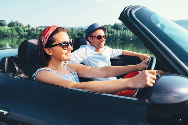 Cabriolet Arabasıyla Yaz Seyahati Birbirine Aşık Çiftler Arabayla Gezintiye Çıkıyor — Stok fotoğraf