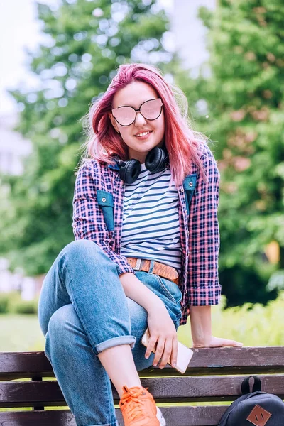 Piękny Nowoczesny Młody Nastolatka Portret Niezwykłą Fryzurą Kolor Kratkę Koszula — Zdjęcie stockowe