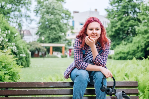 Portret Van Prachtige Moderne Jonge Vrouwelijke Tiener Met Buitengewone Kapsel — Stockfoto