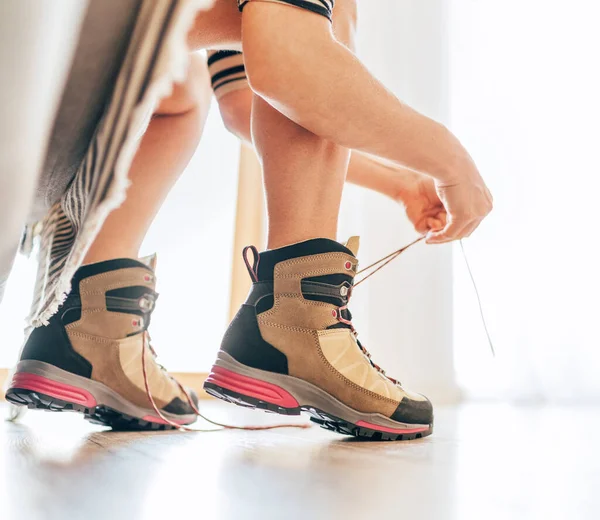 Neue Trekkingschuhe Binden Einen Schnürsenkel Moment Der Morgensonne Neues Konzept — Stockfoto