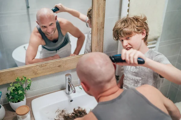 Teenager Son Helping His Father Trim Bald Head Gently Using — Stock Photo, Image