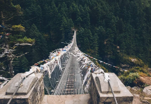 Hängebrücke Mit Bunten Tibetischen Gebetsfahnen Über Der Schlucht Trekkingroute Everest — Stockfoto