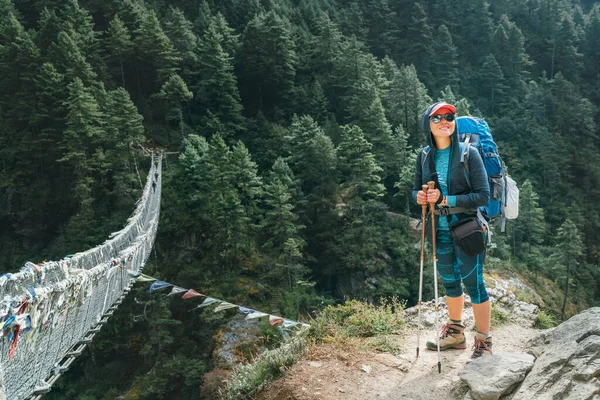 Jovem Fotógrafa Sorridente Caminhando Pela Rota Everest Base Camp Desfiladeiro — Fotografia de Stock