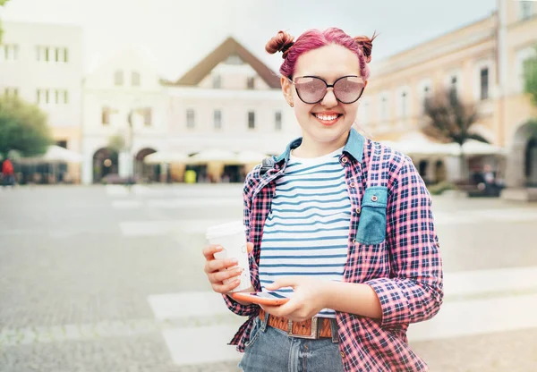 Portrét Krásné Moderní Mladé Ženy Teenager Mimořádným Účesem Kostkované Košili — Stock fotografie