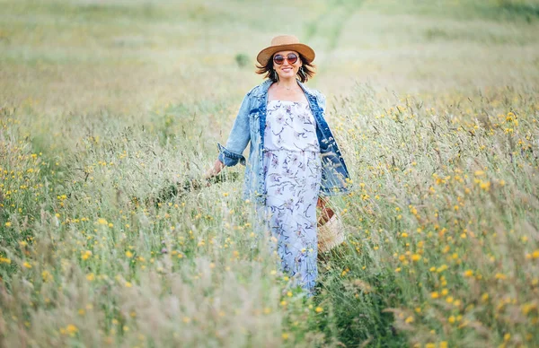 Freundlich Lächelnde Junge Frau Jeansjacke Und Leichtem Sommerkleid Spaziert Der — Stockfoto