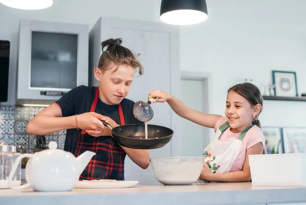 Sorella Fratello Vestiti Grembiuli Fare Pancake Fatto Casa Sulla Cucina — Foto Stock
