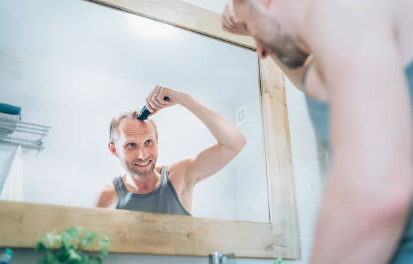 Smiling Man Making New Style Haircut Trimming Hairs Using Electric — Stock Photo, Image