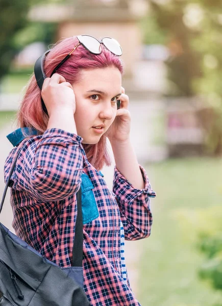 Porträt Einer Schönen Modernen Jungen Teenagerin Mit Außergewöhnlicher Frisur Kariertem — Stockfoto