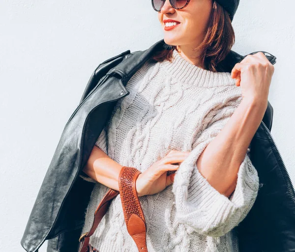 Glimlachende Vrouw Geklede Mode Stijl Warm Gebreide Trui Met Zwart — Stockfoto