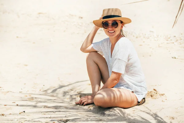 穿着草帽肖像的快乐的日光浴女人 沙地上的棕榈树影子 健康的日光浴和度假概念形象 — 图库照片