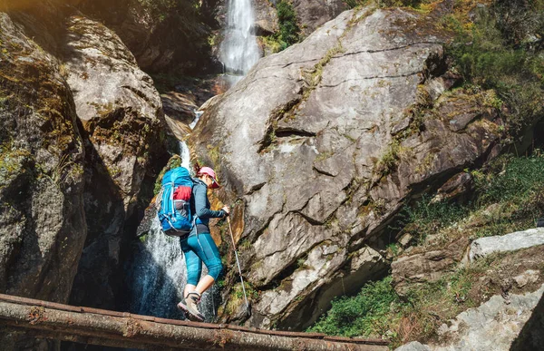 Junge Wanderin Mit Wanderstöcken Beim Wandern Unter Dem Kleinen Wasserfall — Stockfoto