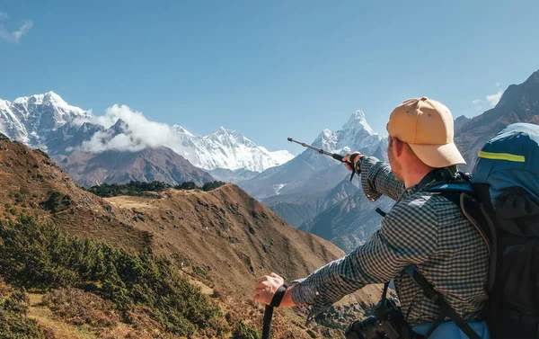 Wanderer Backpacker Mann Mit Trekkingstöcken Zeigt Auf Den Everest 8848M — Stockfoto