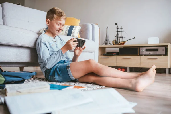 Schattig Zielig Jongensportret Zittend Een Gezellige Sofa Het Platteland Uitbraakdagen — Stockfoto