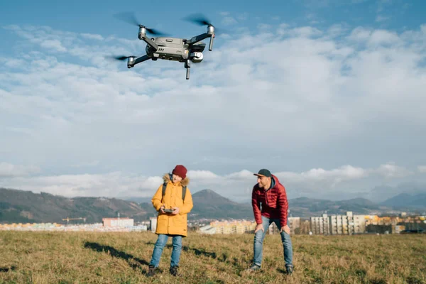 Padre Hijo Adolescente Vestido Chaqueta Amarilla Pilotando Dron Digital Moderno — Foto de Stock