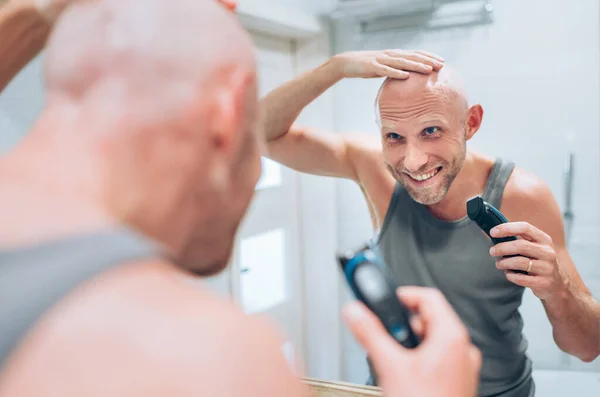 Hairless Man Satisfied His New Style Haircut Making Using Electric — Stock Photo, Image