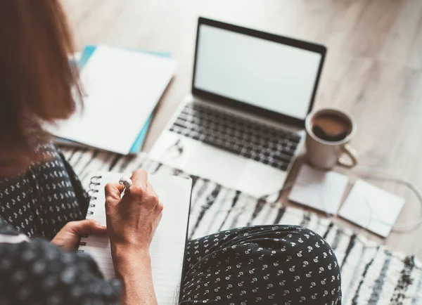 Mujer Negocios Vestido Pijama Escritura Plan Día Disfrutando Café Mañana —  Fotos de Stock