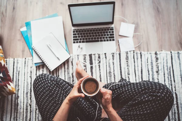 Geschäftsfrau Schlafanzug Genießt Morgenkaffee Auf Dem Boden Büro Mit Laptop — Stockfoto