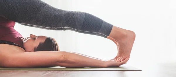 Junge Frau Genießt Morgendliche Yoga Übungen Bei Halasana Pose Heimischen — Stockfoto