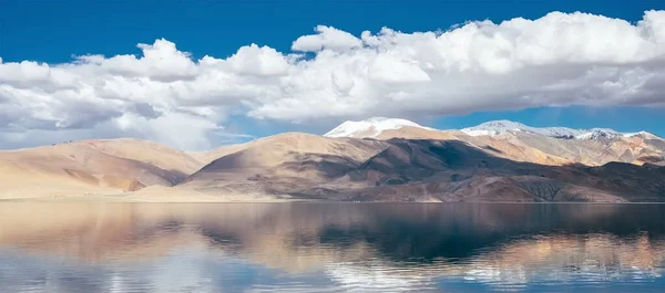 Montanhas Himalaia Espelhadas Refletidas Superfície Água Lago Tso Moriri Perto — Fotografia de Stock