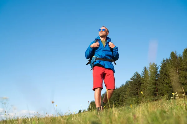 Viaggiatore Backpacker Mezza Età Che Guarda Tramonto Prepara Trekking Nella — Foto Stock