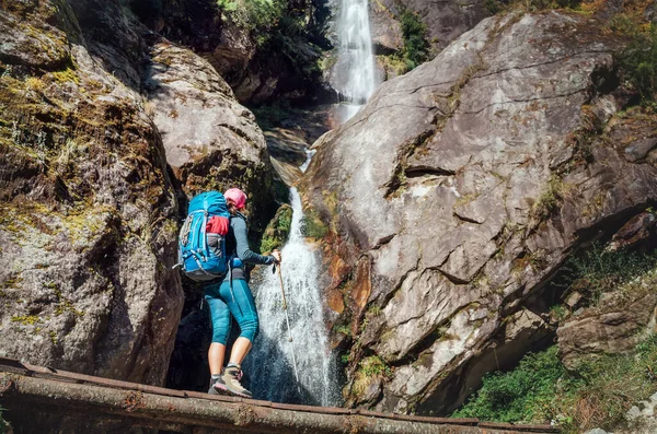 Junge Wanderin Mit Wanderstöcken Genießt Die Aussicht Auf Den Kleinen — Stockfoto