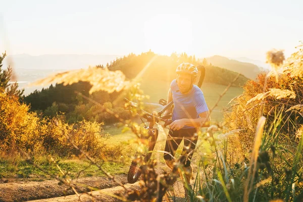 Querfeldein Wettbewerb Junger Lächelnder Radler Der Sein Mountainbike Die Bergkuppe — Stockfoto