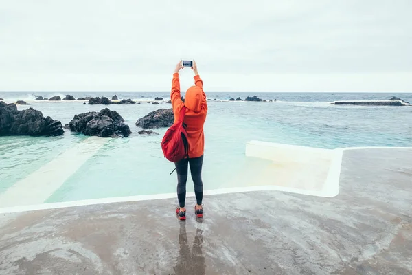 Turistkvinna Med Ryggsäck Njuter Havets Kraft Tittar Vågor Och Tar — Stockfoto