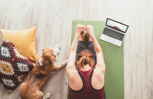 Ovanifrån Passform Sportig Frisk Kvinna Sitta Mattan Paschimottanasana Pose Gör — Stockfoto