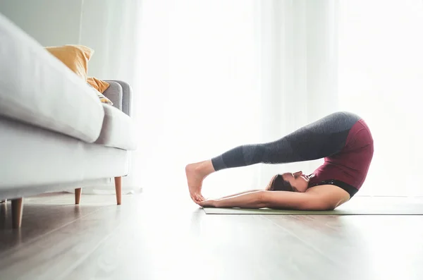 Jovem Mulher Desfrutando Exercícios Ioga Matinal Fazendo Halasana Posar Casa — Fotografia de Stock