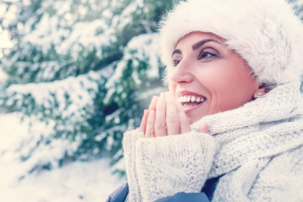 Vrouw Verwarmt Haar Vingers Met Ademhaling Het Winterbos Tijdens Haar — Stockfoto