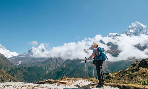 Homem Jovem Mochileiro Caminhante Com Postes Trekking Desfrutando Montanha Pico — Fotografia de Stock