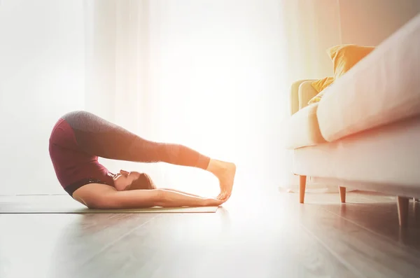 Jovem Mulher Desfrutando Exercícios Ioga Noite Fazendo Halasana Posar Casa — Fotografia de Stock