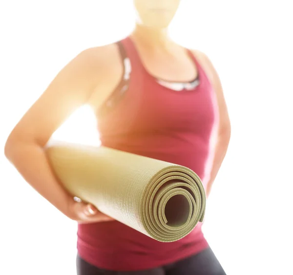 年轻女子手握滚动式橡胶体操瑜伽垫 在白色背景灯下开始晨练瑜伽 健康和积极的人的生活方式概念 — 图库照片