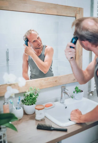 Smiling Man Making New Style Haircut Trimming Hairs Using Electric — Stock Photo, Image